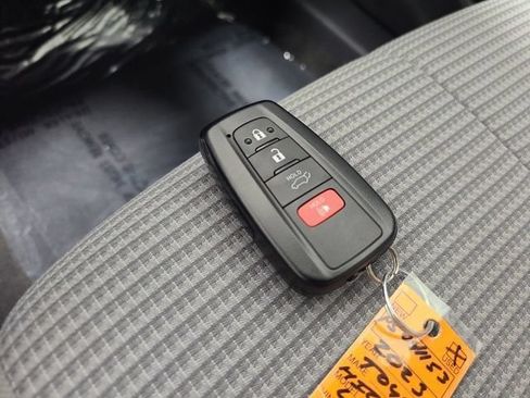 Used 2023 Toyota Highlander LE AWD/4WD image 34