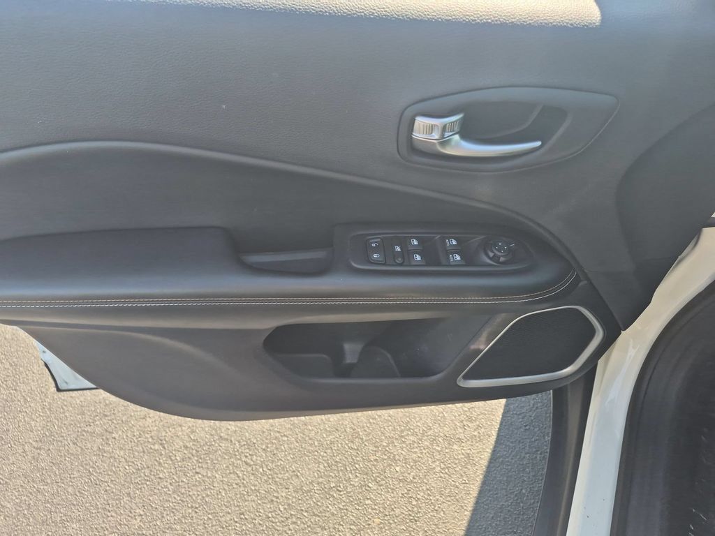 Used 2018 Jeep Compass Latitude w/ Popular Equipment Group FWD image 10
