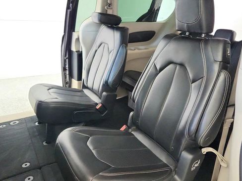 Used 2023 Chrysler Pacifica Touring-L FWD image 22