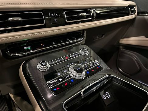 Used 2023 Lincoln Nautilus Reserve AWD/4WD image 18