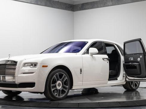 Used 2016 Rolls-Royce Ghost image 2