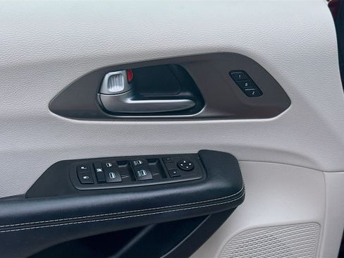 Used 2021 Chrysler Pacifica Touring-L w/ Premium & Safety Sphere Group FWD image 16