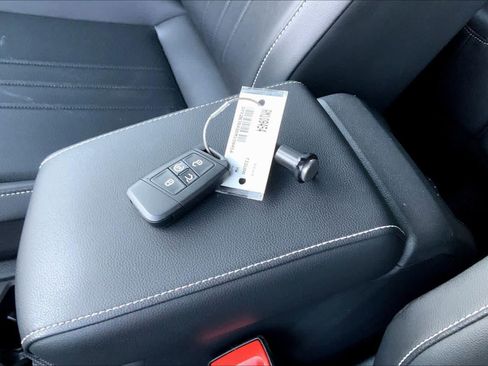 Used 2024 Volkswagen Tiguan SE image 12