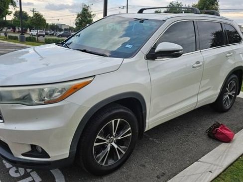 Used 2016 Toyota Highlander XLE FWD image 3