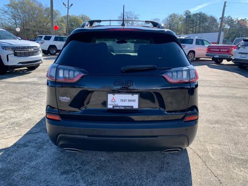 Used 2019 Jeep Cherokee Latitude Plus image 3
