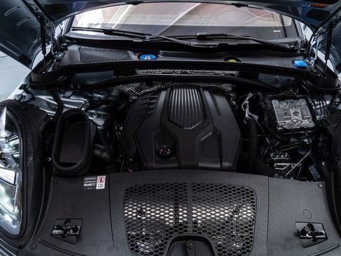 Used 2025 Porsche Macan image 29