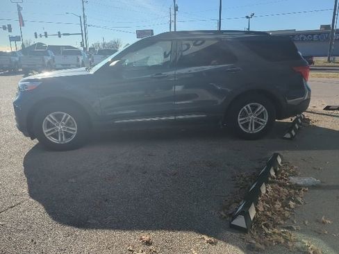 Used 2021 Ford Explorer XLT w/ Equipment Group 202A image 4