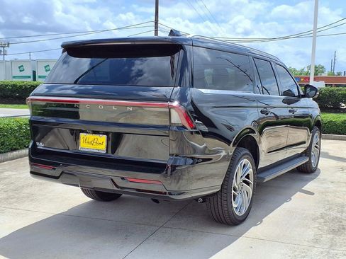 New 2026 Lincoln Navigator L Premier AWD/4WD image 2