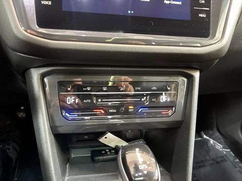 Certified 2023 Volkswagen Tiguan SE w/ Panoramic Sunroof Package FWD image 18