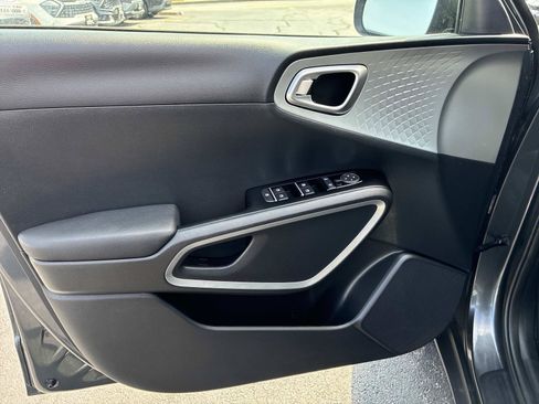 Used 2025 Kia Soul S FWD image 18