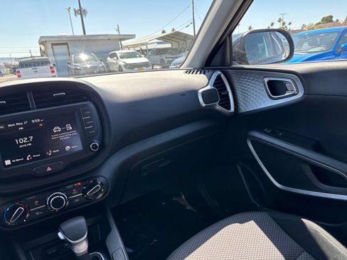 Used 2025 Kia Soul LX w/ LX Technology Package FWD image 34