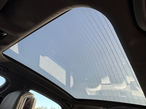 Used 2025 BMW 740i w/ Premium Package image 22