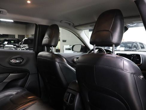 Used 2019 Jeep Cherokee Limited image 21