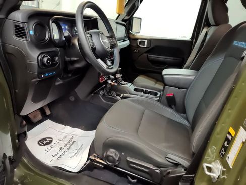 Used 2024 Jeep Wrangler Unlimited Rubicon 4xe w/ Technology Group AWD/4WD image 5