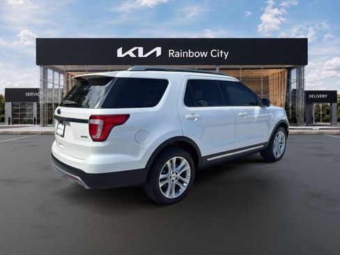 Used 2017 Ford Explorer XLT w/ Equipment Group 202A AWD/4WD image 5