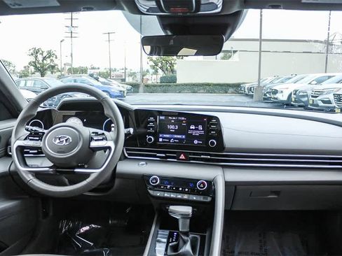 Used 2022 Hyundai Elantra SEL w/ Convenience Package image 16