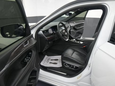 Used 2024 Jeep Grand Cherokee Overland w/ Luxury Tech Group IV AWD/4WD image 38
