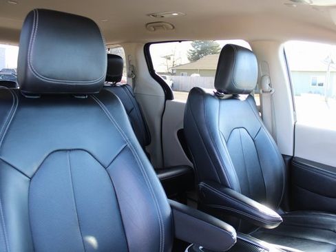 Used 2022 Chrysler Pacifica Touring-L image 19