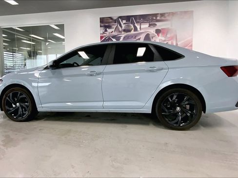 Used 2025 Volkswagen Jetta SE image 3