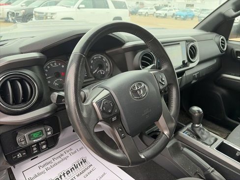 Used 2017 Toyota Tacoma TRD Sport w/ Tow Package (A/T) image 12