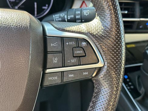 Used 2023 Toyota Sienna Platinum image 24