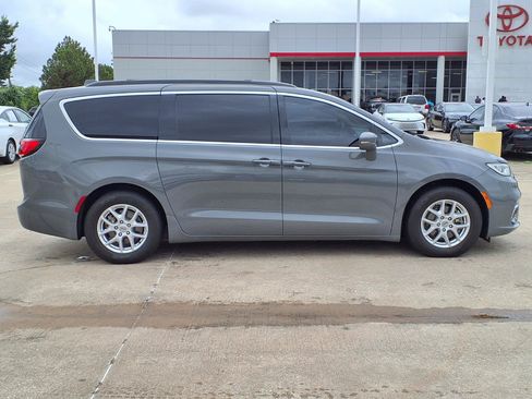 Used 2022 Chrysler Pacifica Touring-L FWD image 10