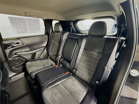 Used 2025 Mitsubishi Outlander SE image 21