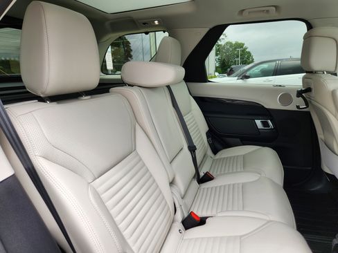 Certified 2024 Land Rover Discovery S image 15