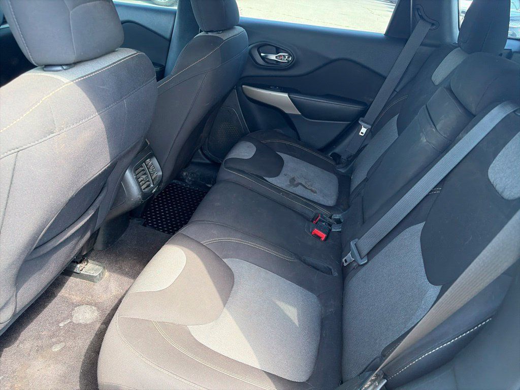 Used 2018 Jeep Cherokee Latitude w/ Altitude Package AWD/4WD image 11