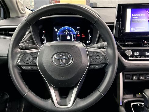 Used 2024 Toyota Corolla Cross XLE w/ Convenience Package image 5