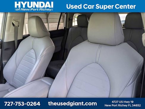 Used 2021 Toyota Highlander XLE AWD/4WD image 7