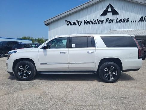 Used 2017 Cadillac Escalade ESV Luxury AWD/4WD image 2