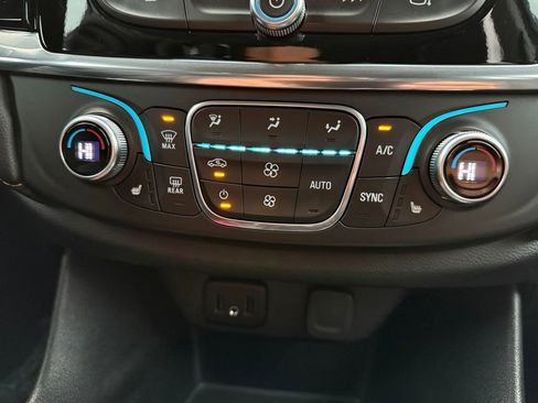 Used 2018 Chevrolet Traverse LT image 17