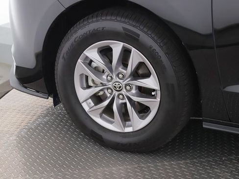 Used 2022 Toyota Sienna XLE image 13