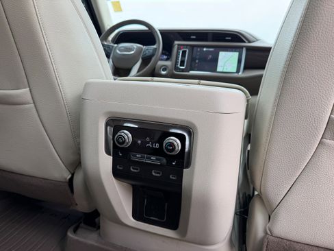 Used 2023 GMC Yukon XL Denali AWD/4WD image 15