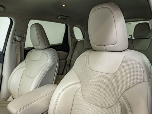 Used 2019 Jeep Cherokee Limited FWD image 32