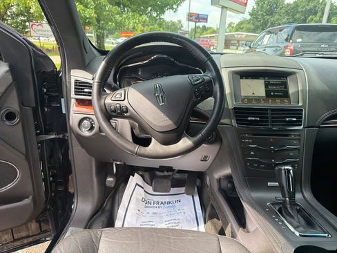 Used 2018 Lincoln MKT AWD image 16