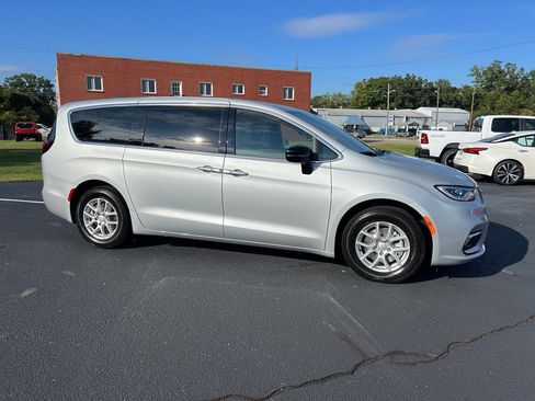 New 2026 Chrysler Pacifica Select image 2