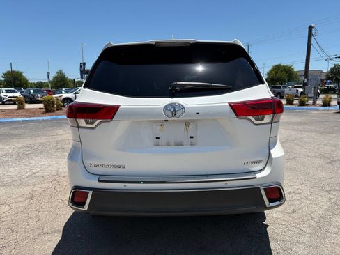 Used 2019 Toyota Highlander Limited FWD image 4