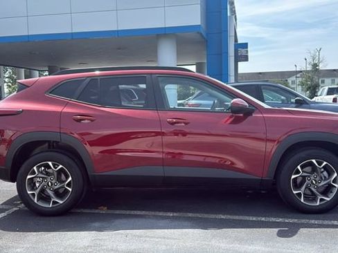 Used 2025 Chevrolet Trax LT w/ LT Convenience Package FWD image 8