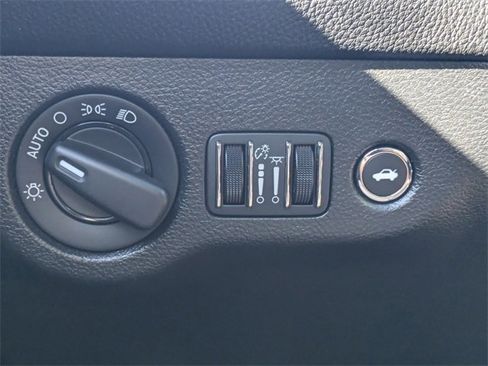 Used 2022 Dodge Challenger SXT image 25