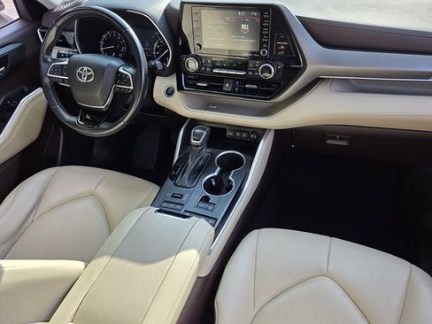 Used 2021 Toyota Highlander XLE AWD/4WD image 17