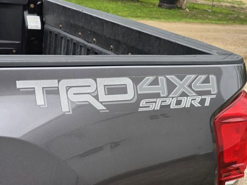 Used 2017 Toyota Tacoma TRD Sport w/ Tow Package (A/T) image 8