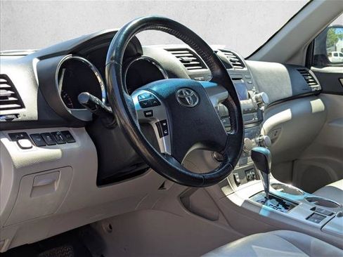 Used 2012 Toyota Highlander SE w/ Tow Pkg AWD/4WD image 10
