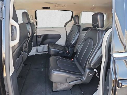 Used 2024 Chrysler Pacifica Touring-L image 19