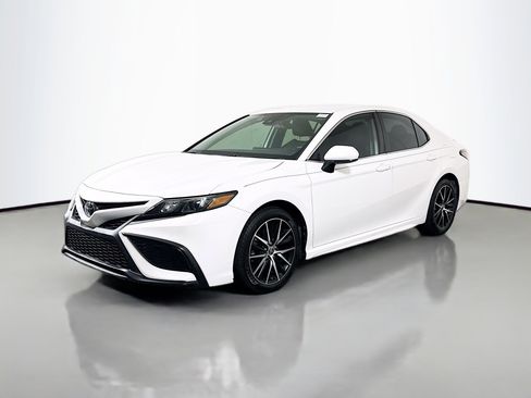 Used 2021 Toyota Camry SE image 4