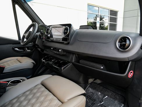 Used 2025 Mercedes-Benz Sprinter 2500 image 35