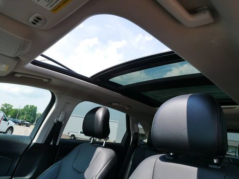Used 2018 Ford Edge Titanium w/ Equipment Group 302A AWD/4WD image 19