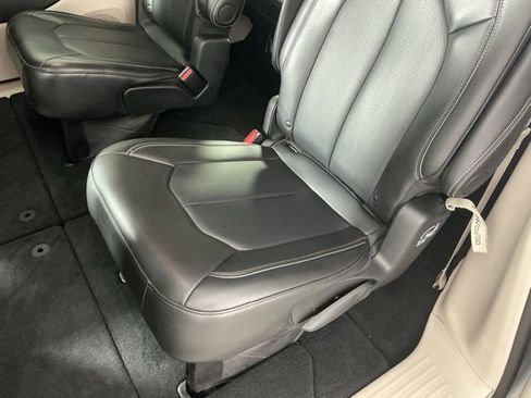 Used 2024 Chrysler Pacifica Touring-L image 10