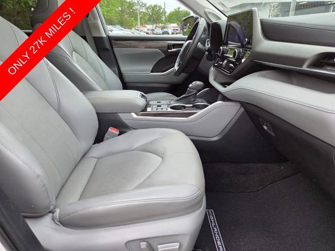 Used 2023 Toyota Highlander Limited FWD image 14